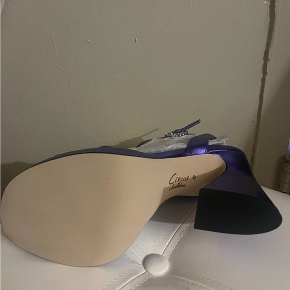 Just a bit of glam - Picture 3 of 4